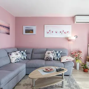https://apartment-noemi-porec.in-istria.net