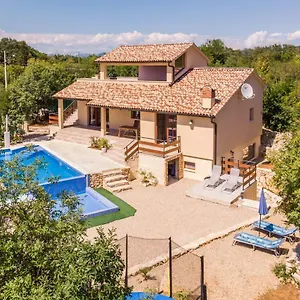 https://villa-nabucco.primorje-gorskikotar.com